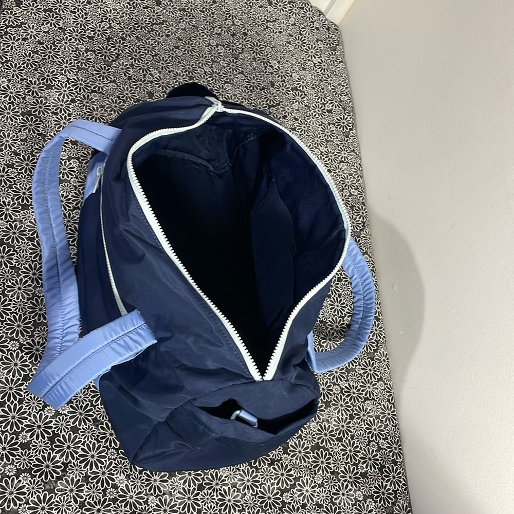 NWT - J crew duffel/travel bag with 7 pockets navy and light blue - Picture 10 of 10